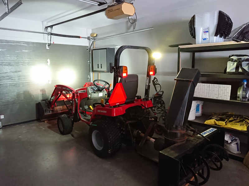 Illustration for article titled When the headlights of the tractor are terrible.